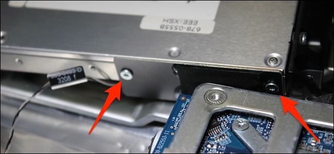 Отсоединение разъёма питания и данных оптического привода