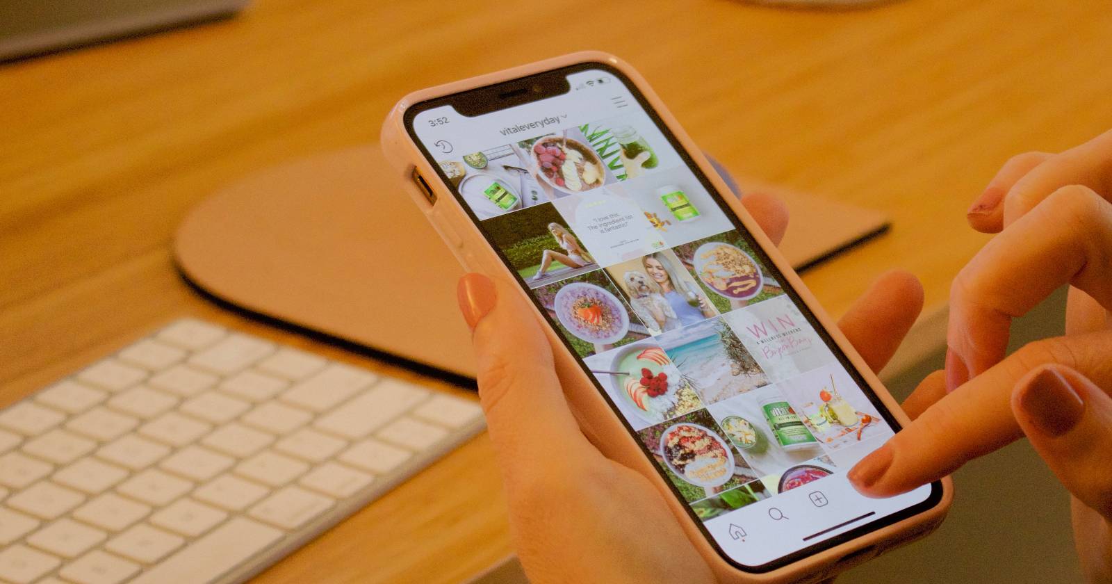 Человек использует Instagram на смартфоне
