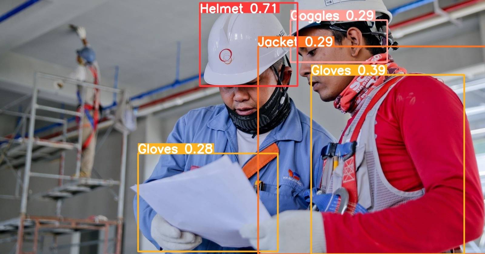 Два человека держат лист бумаги с результатами детекции объектов, наложёнными на изображение