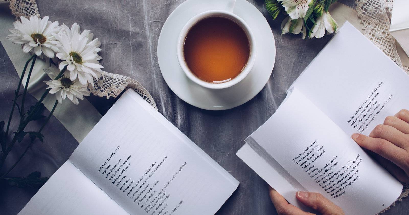 Книга стихов и чашка чая на столе