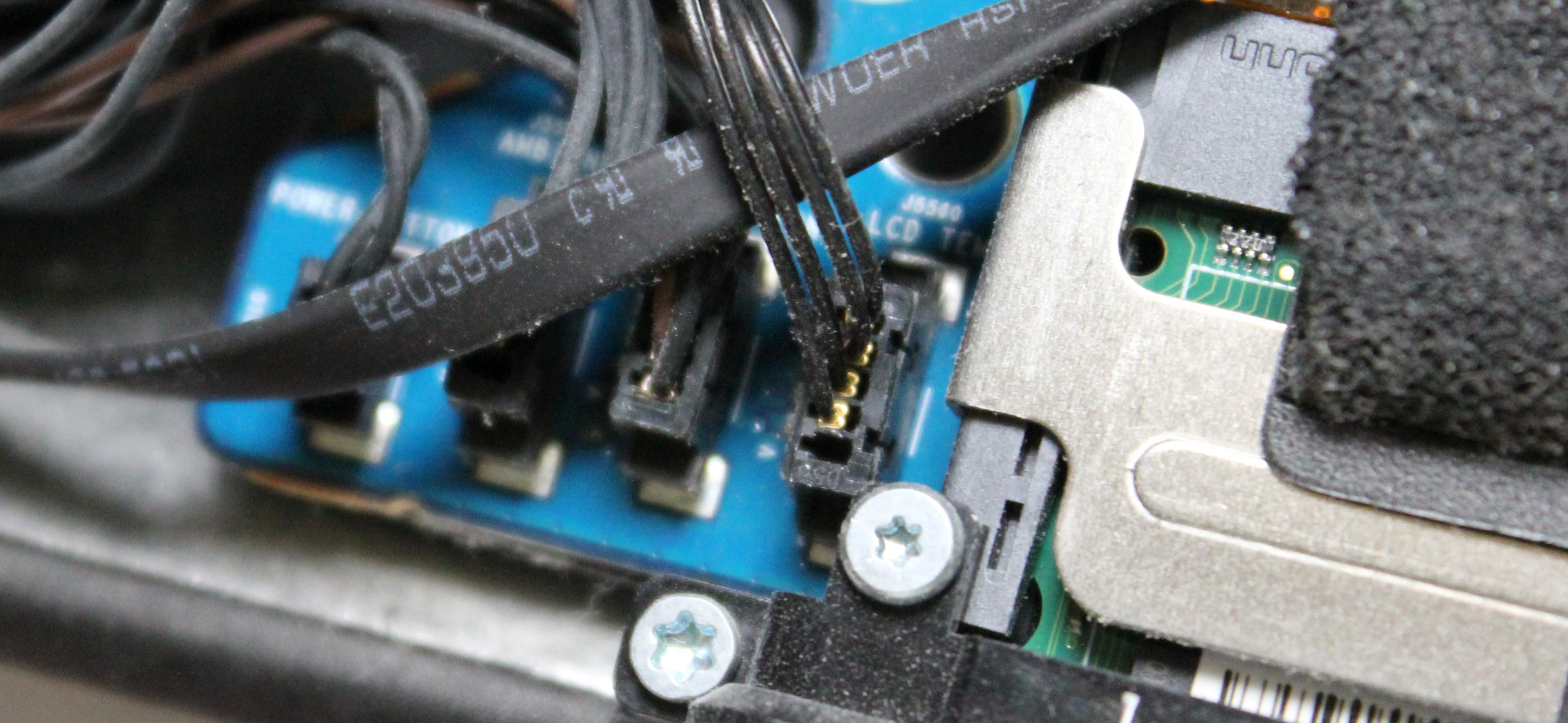 Разъём датчика температуры рядом с вентилятором