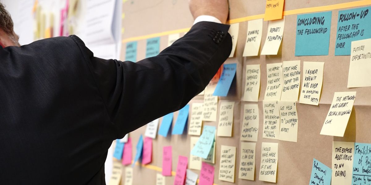 Человек настраивает доску задач.