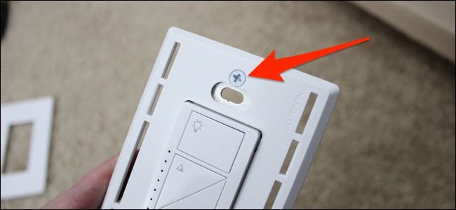 Снятая нижняя лицевая панель с винтами рядом