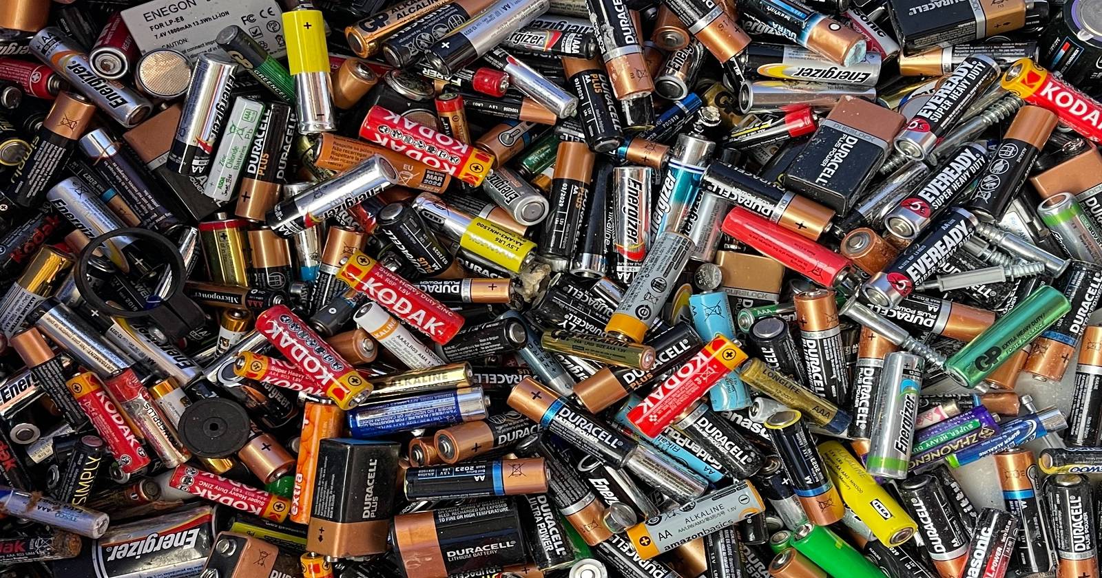 Коллекция батареек, подготовленных к переработке