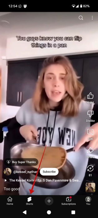 Переключение на вкладку Shorts в приложении YouTube на Android