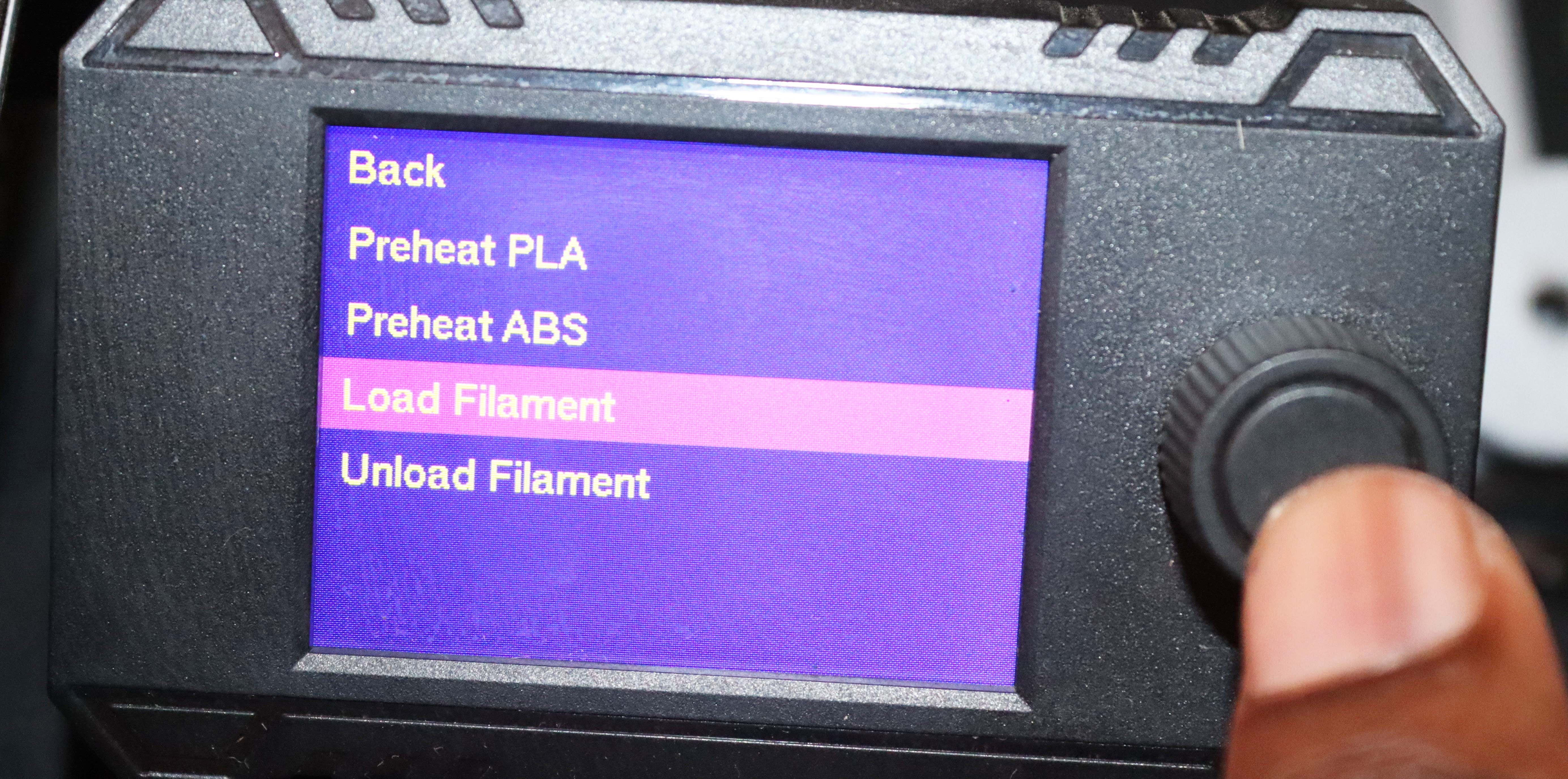 Экран загрузки филамента на 3D-принтере