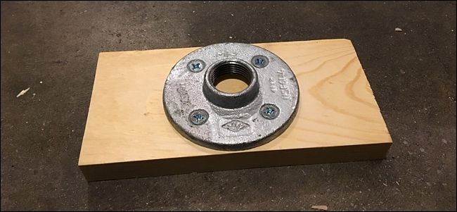 Фланец плотно закреплён на основе