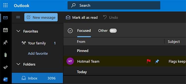 Веб‑интерфейс Outlook в тёмной теме.