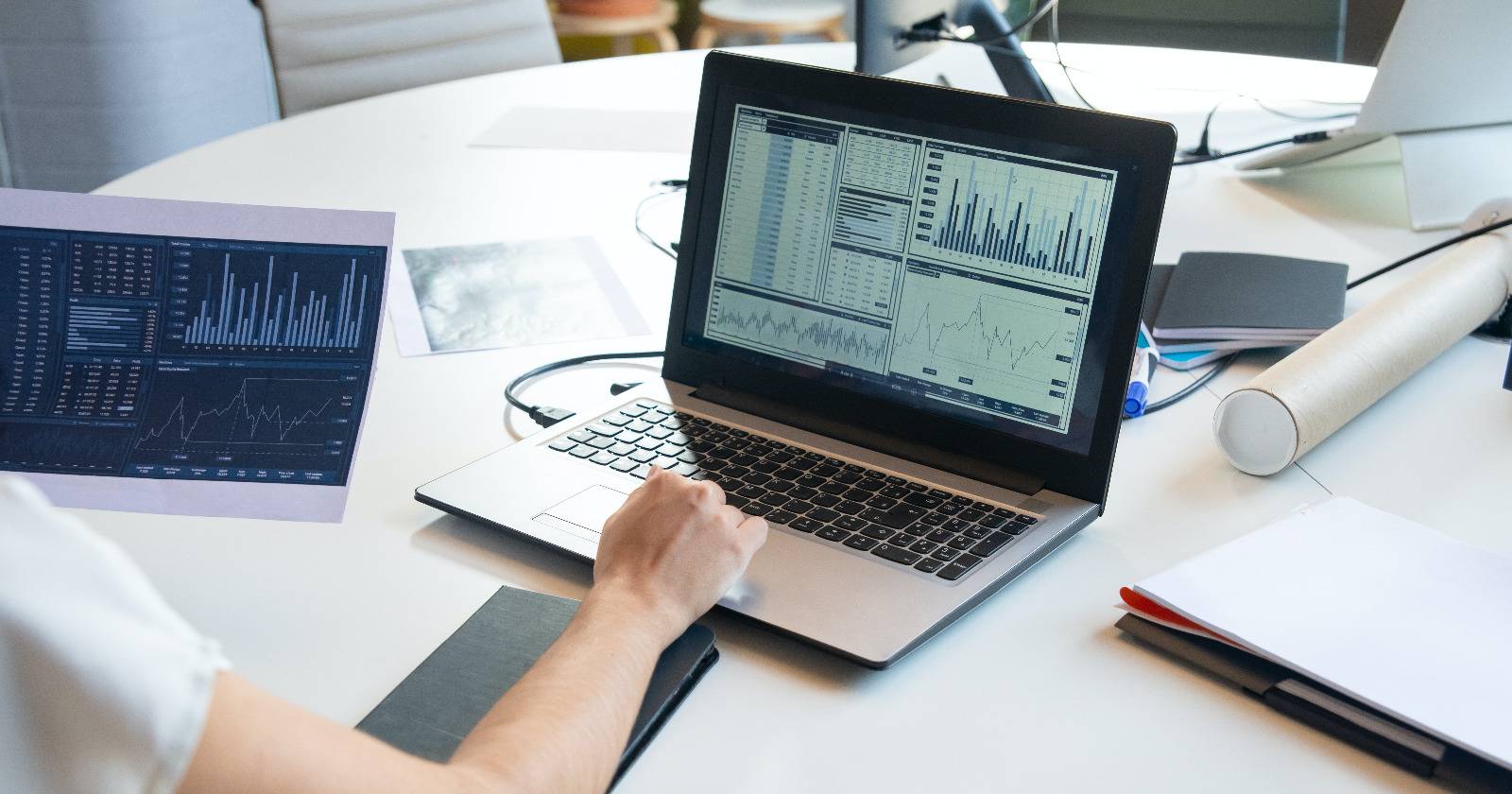 Человек смотрит на графики на ноутбуке