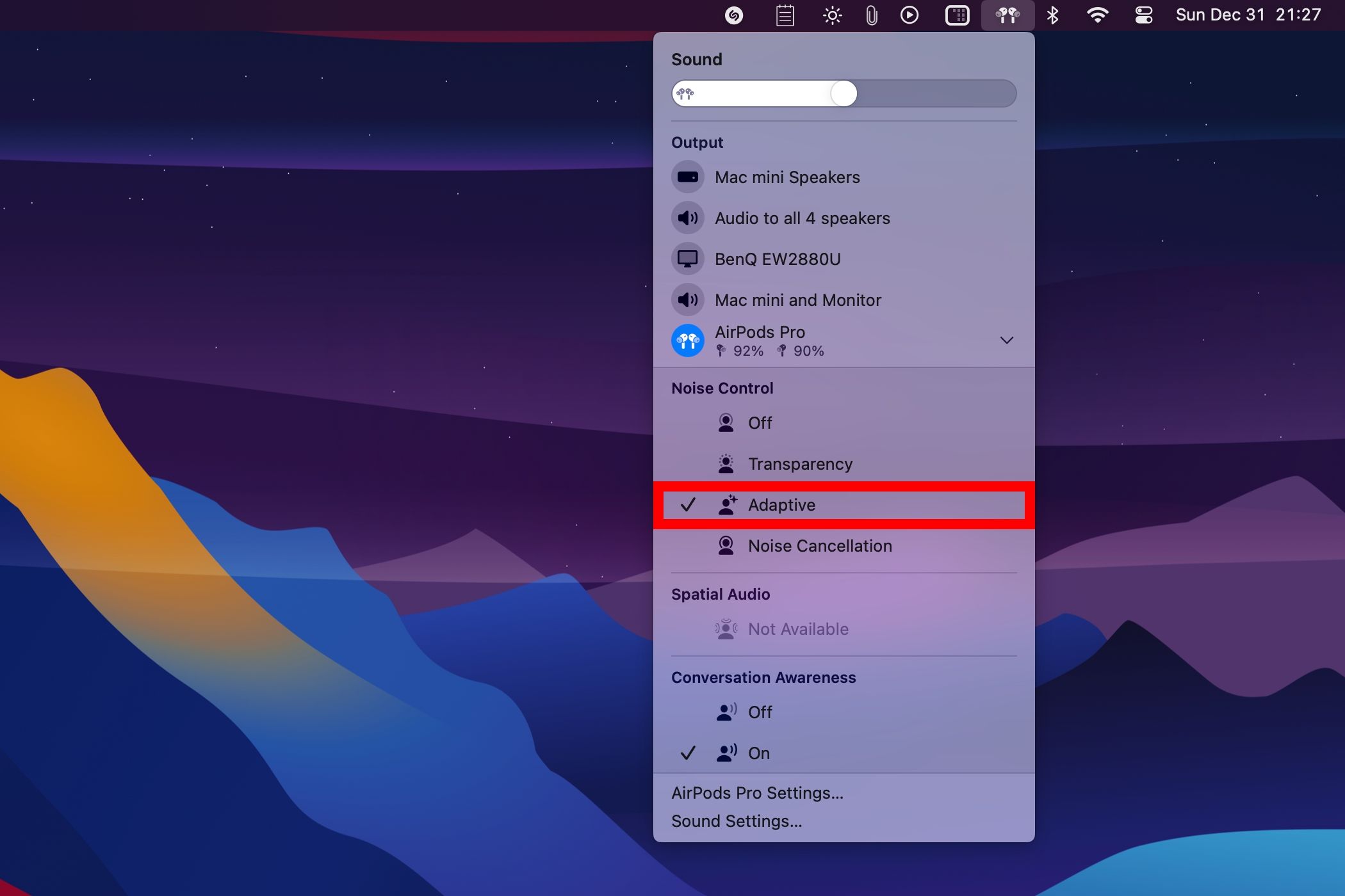 Пункт меню громкости macOS Sonoma с пометкой опции Adaptive в разделе Управление шумом