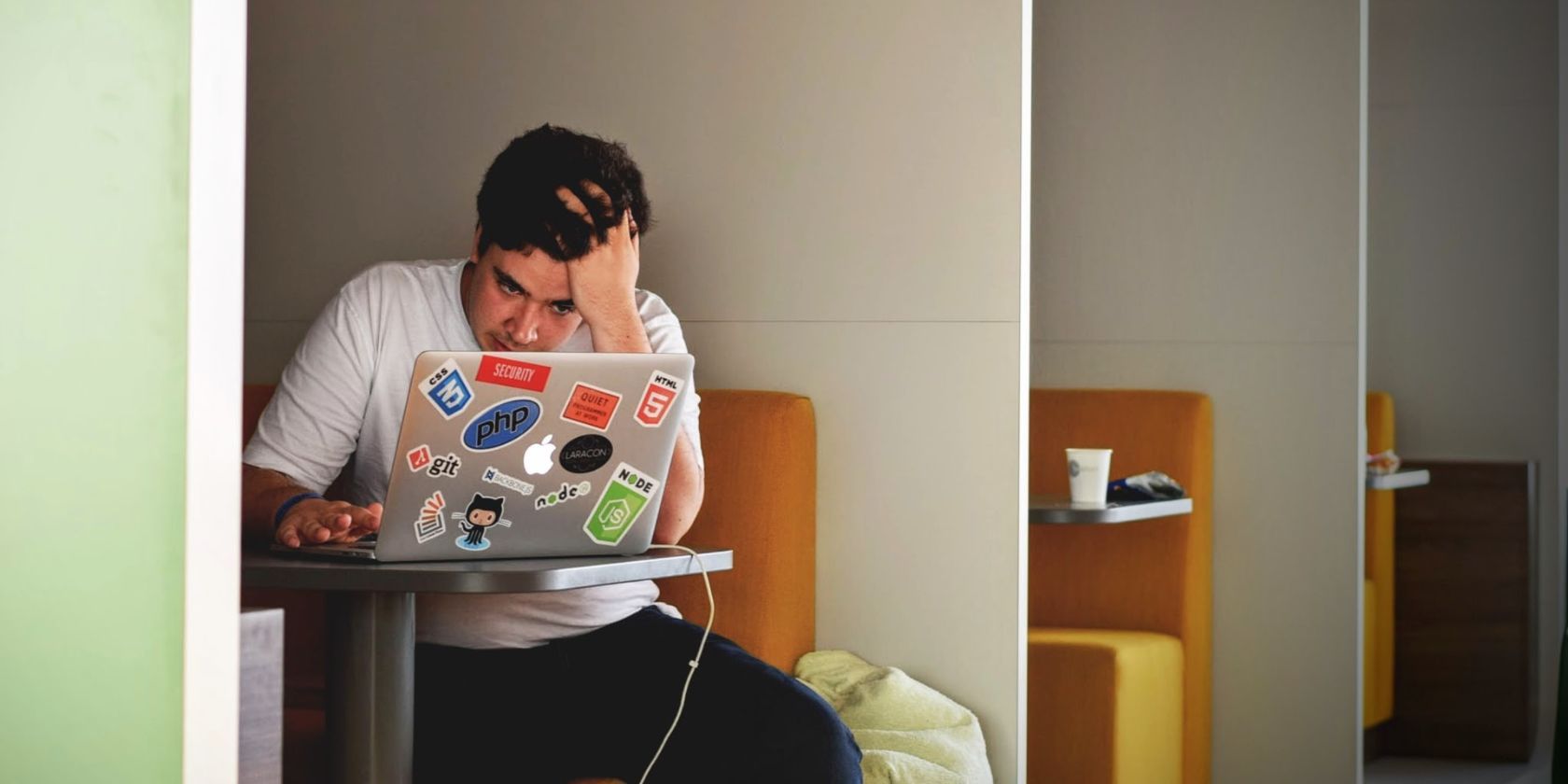 человек планирует день и задачи