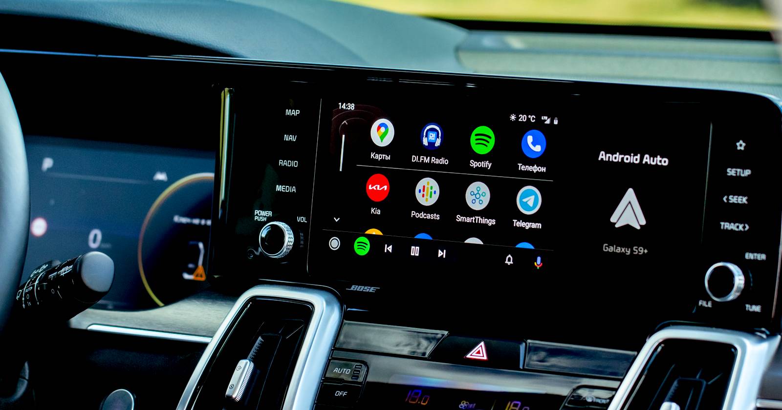 Экран Android Auto на мультимедийной системе автомобиля