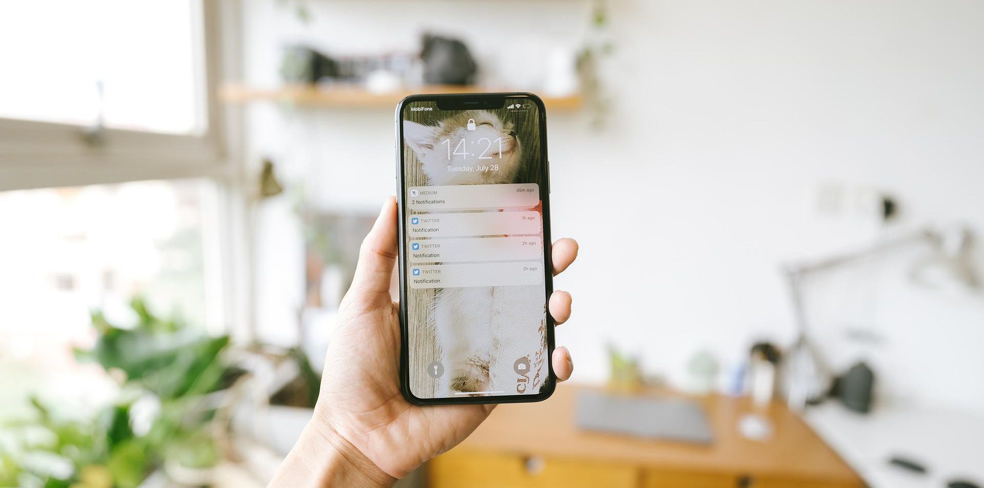 экран блокировки смартфона с уведомлением