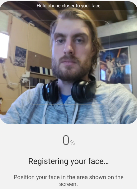 камера сканирует лицо пользователя в рамке