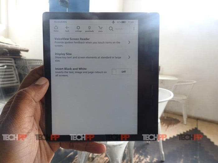 Экран Kindle: значок Настроек в верхней части дисплея