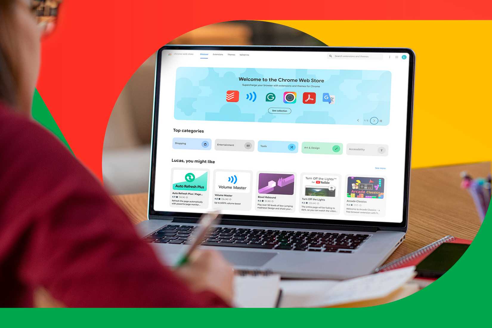 Человек учится с ноутбуком и открытым Chrome Web Store
