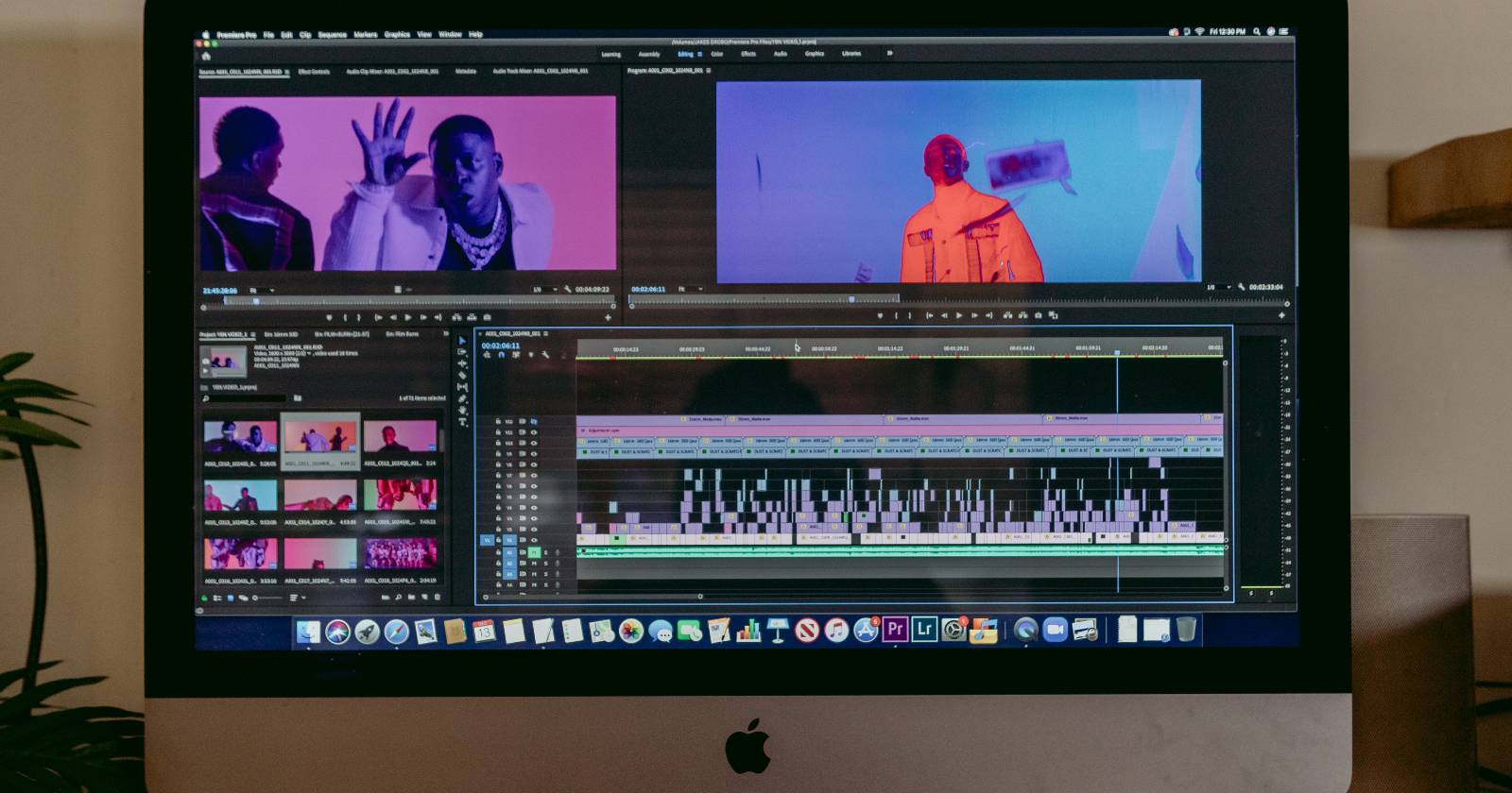 Работа над монтажом видео на компьютере с открытым редактором