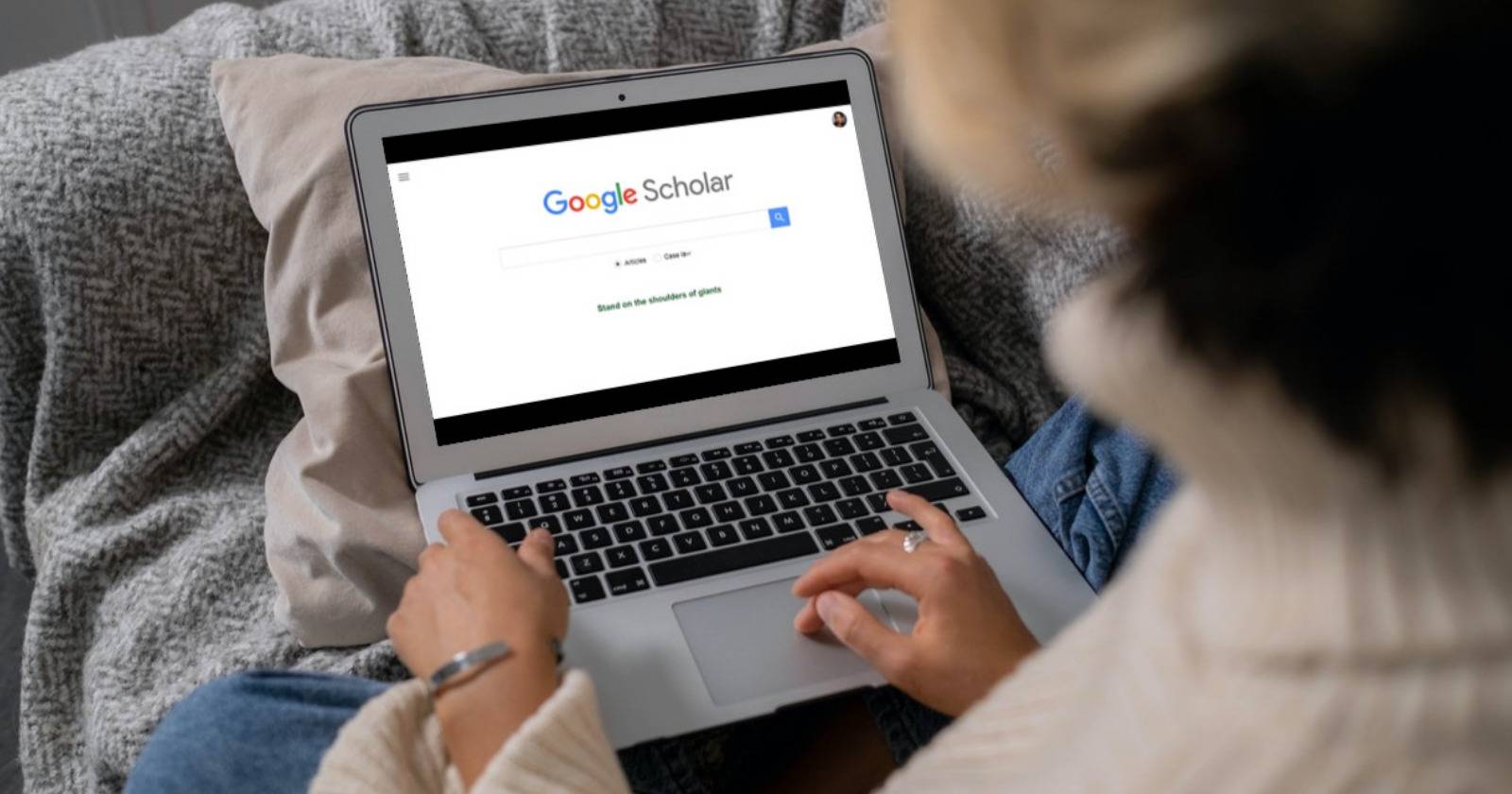 Интерфейс Google Scholar на ноутбуке