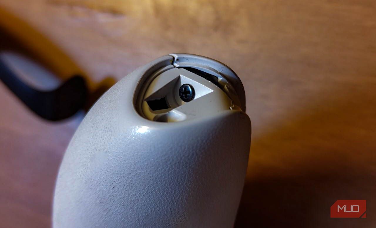 Ручка контроллера PS5 с видимым винтом