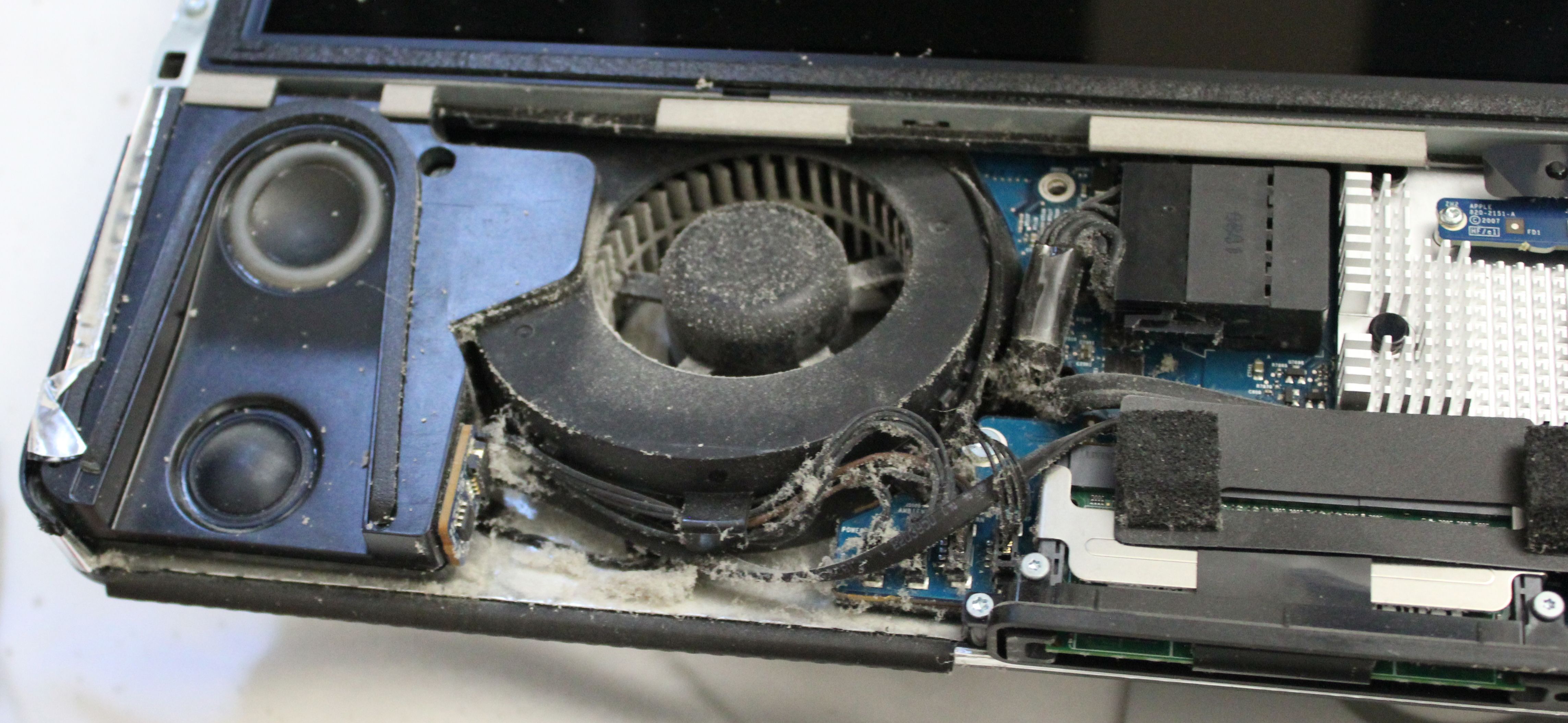 Чистка пылесосом и сжатым воздухом