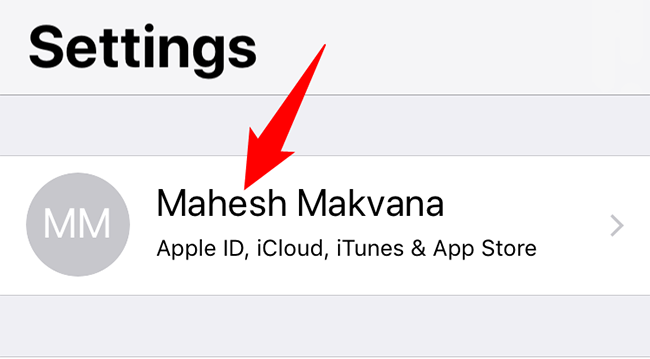 Нажмите своё имя в Настройках, затем выберите Подписки