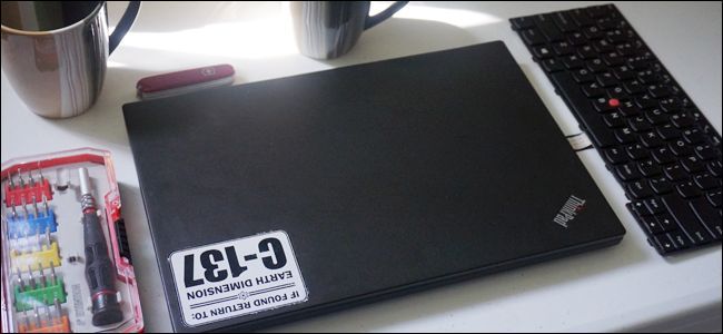 Чистый рабочий стол с мисками для винтов и инструментами