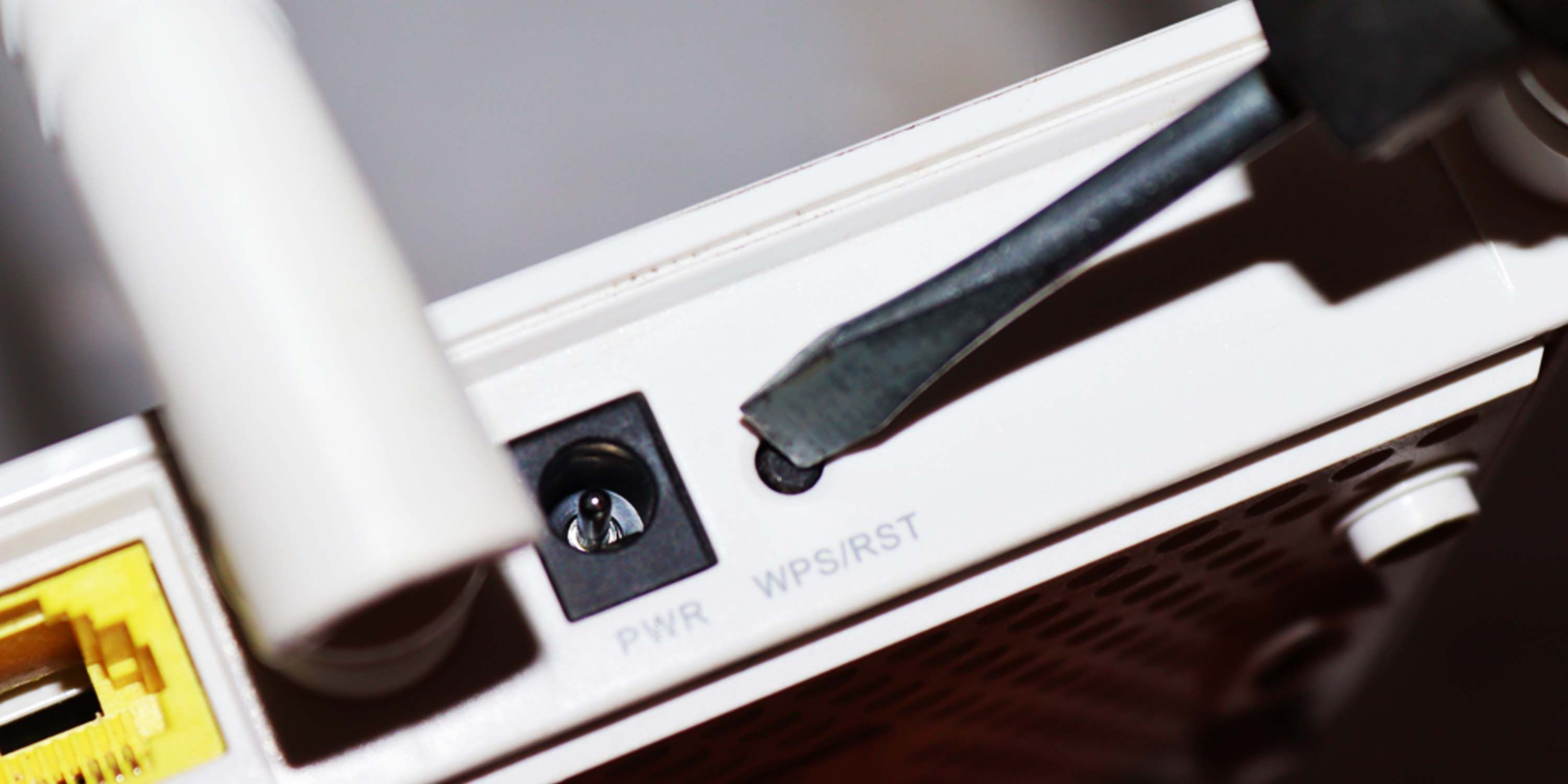 Нажатие кнопки сброса на роутере