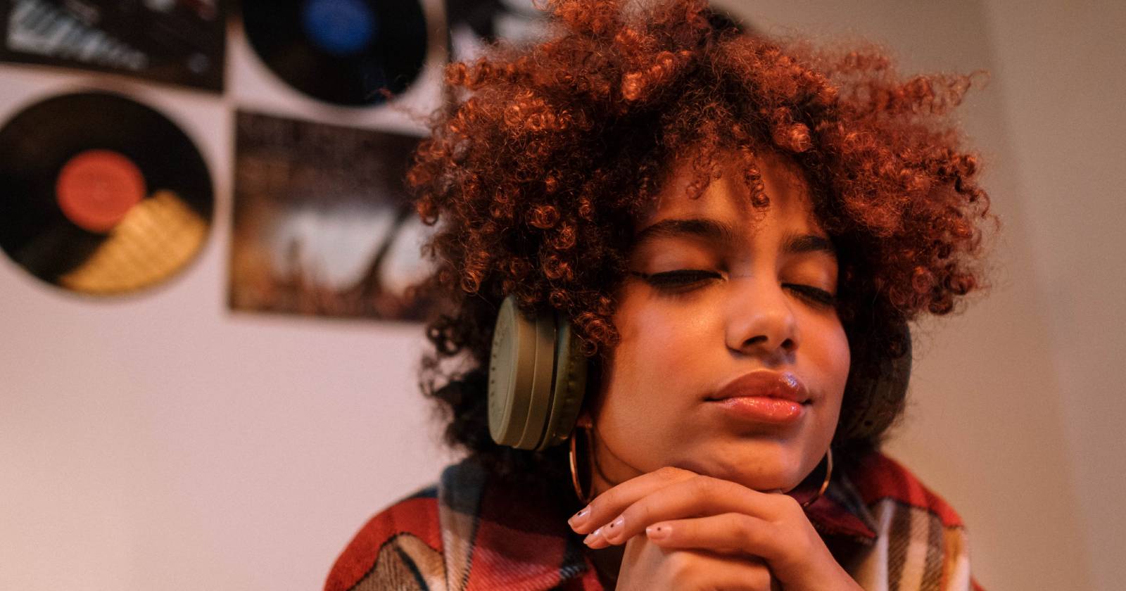 Человек слушает музыку в наушниках