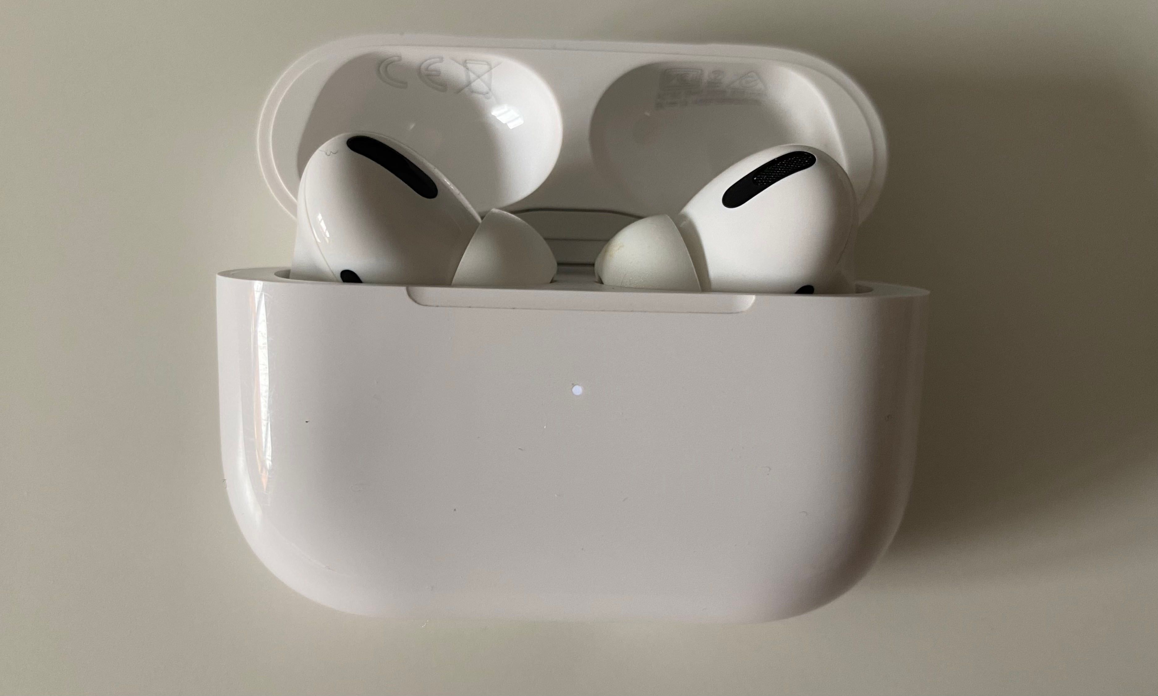 Белый индикатор сопряжения AirPods