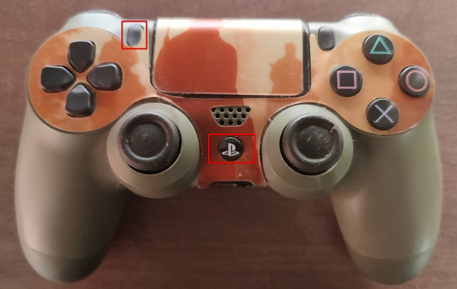 Удерживайте кнопки PS и Share на контроллере.
