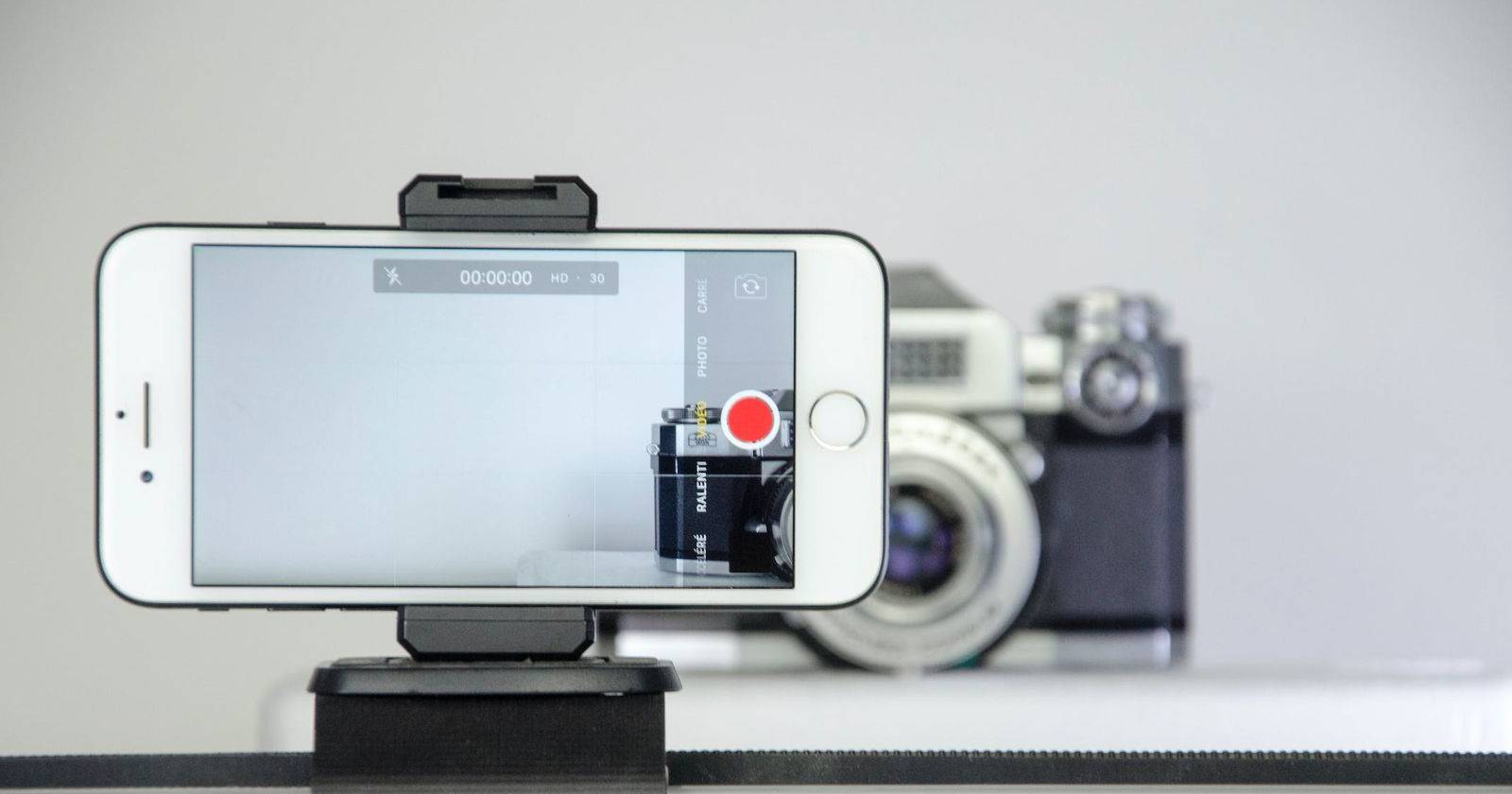 камера iPhone в режиме видео, видна запись и интерфейс управления