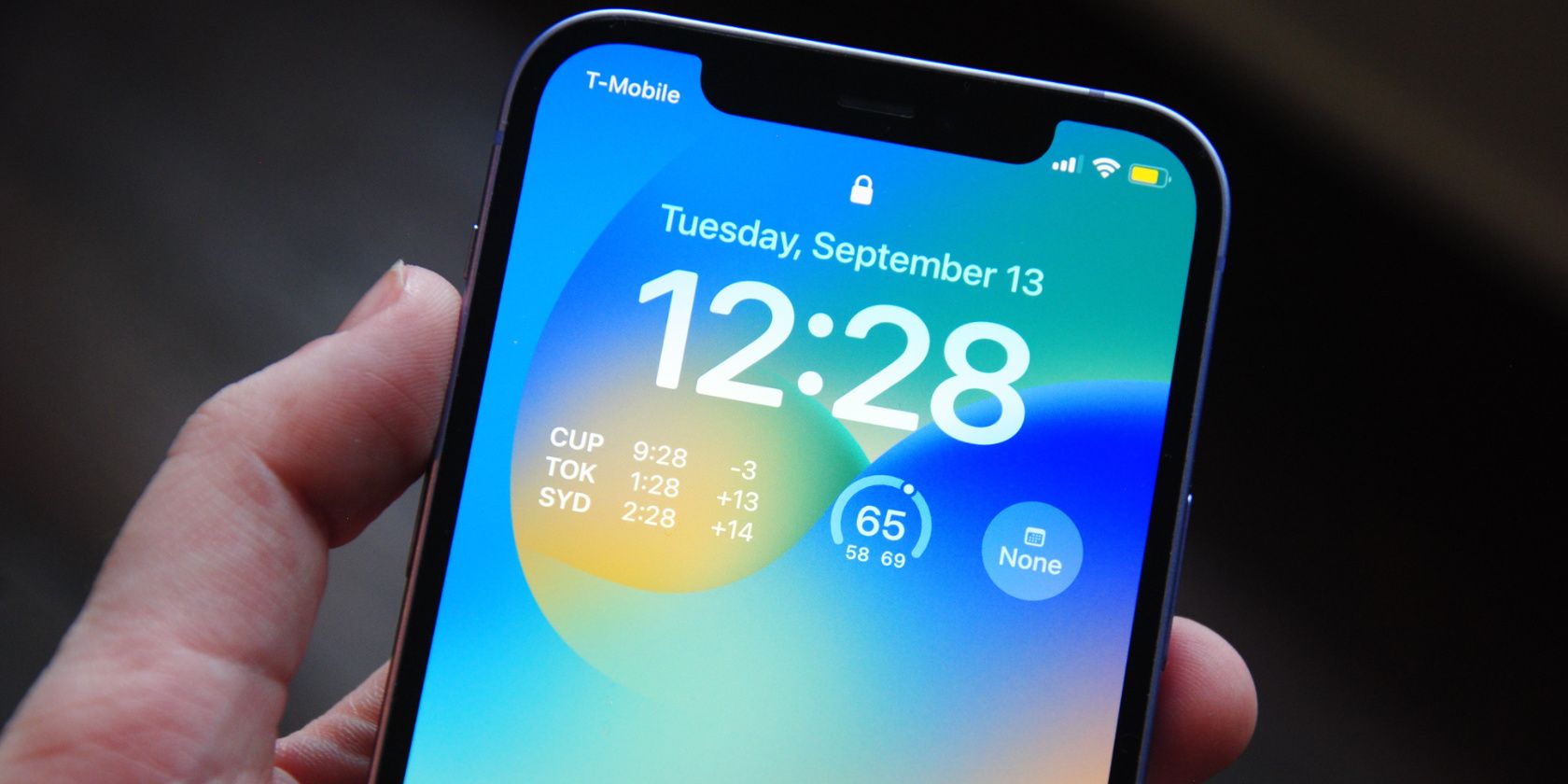Крупный план экрана блокировки iPhone с отображением времени