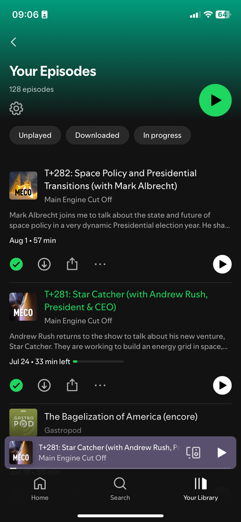 Скриншот приложения Spotify на iPhone: просмотр сохранённых эпизодов