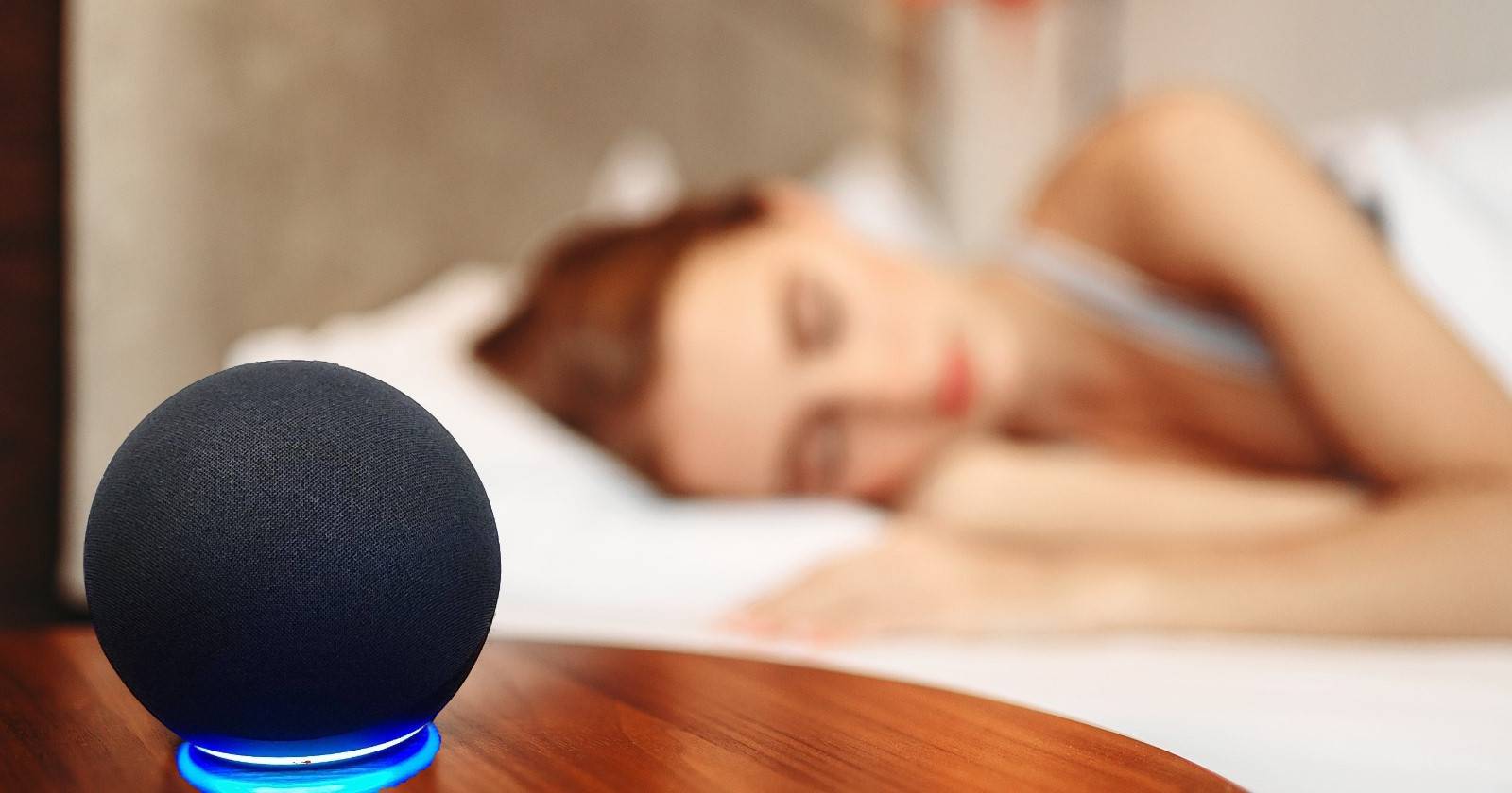 Женщина спит — Amazon Echo воспроизводит будильник