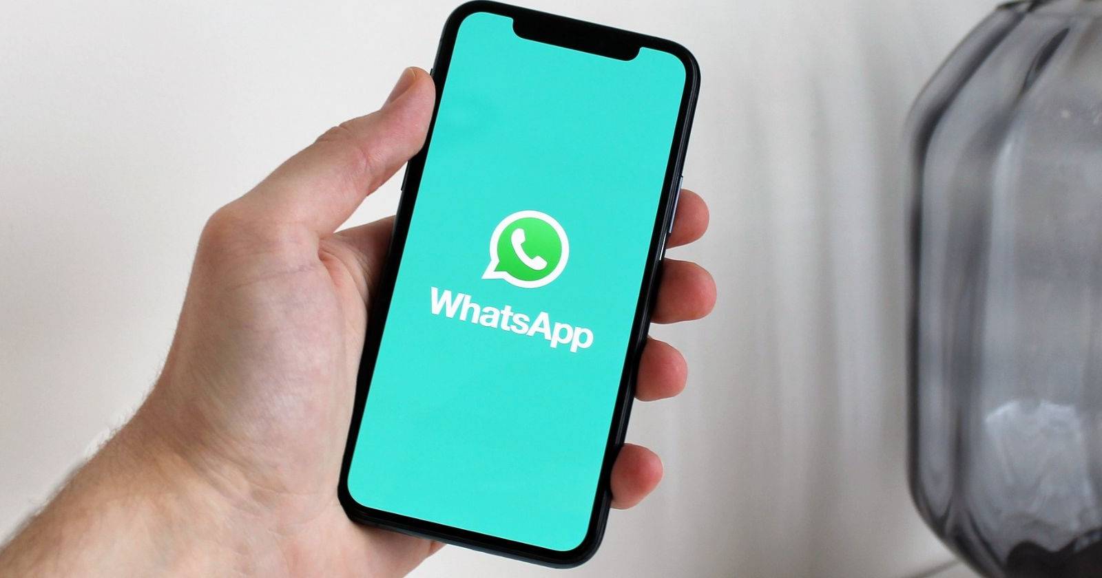 Логотип WhatsApp на мобильном телефоне