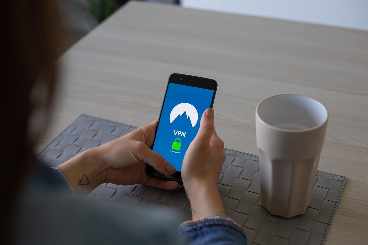 Иллюстрация использования VPN на смартфоне