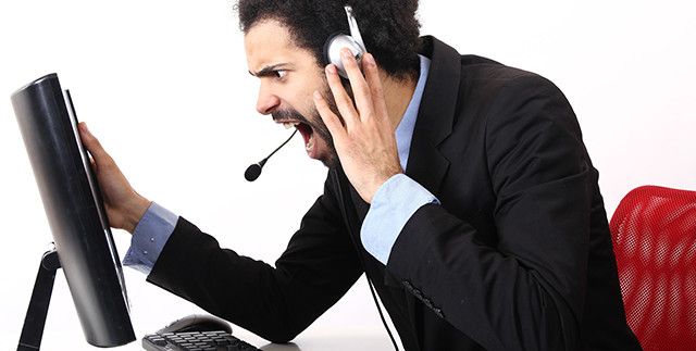 Бизнесмен за компьютером в офисе