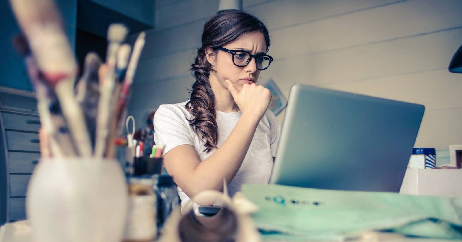 Растерянная женщина за ноутбуком