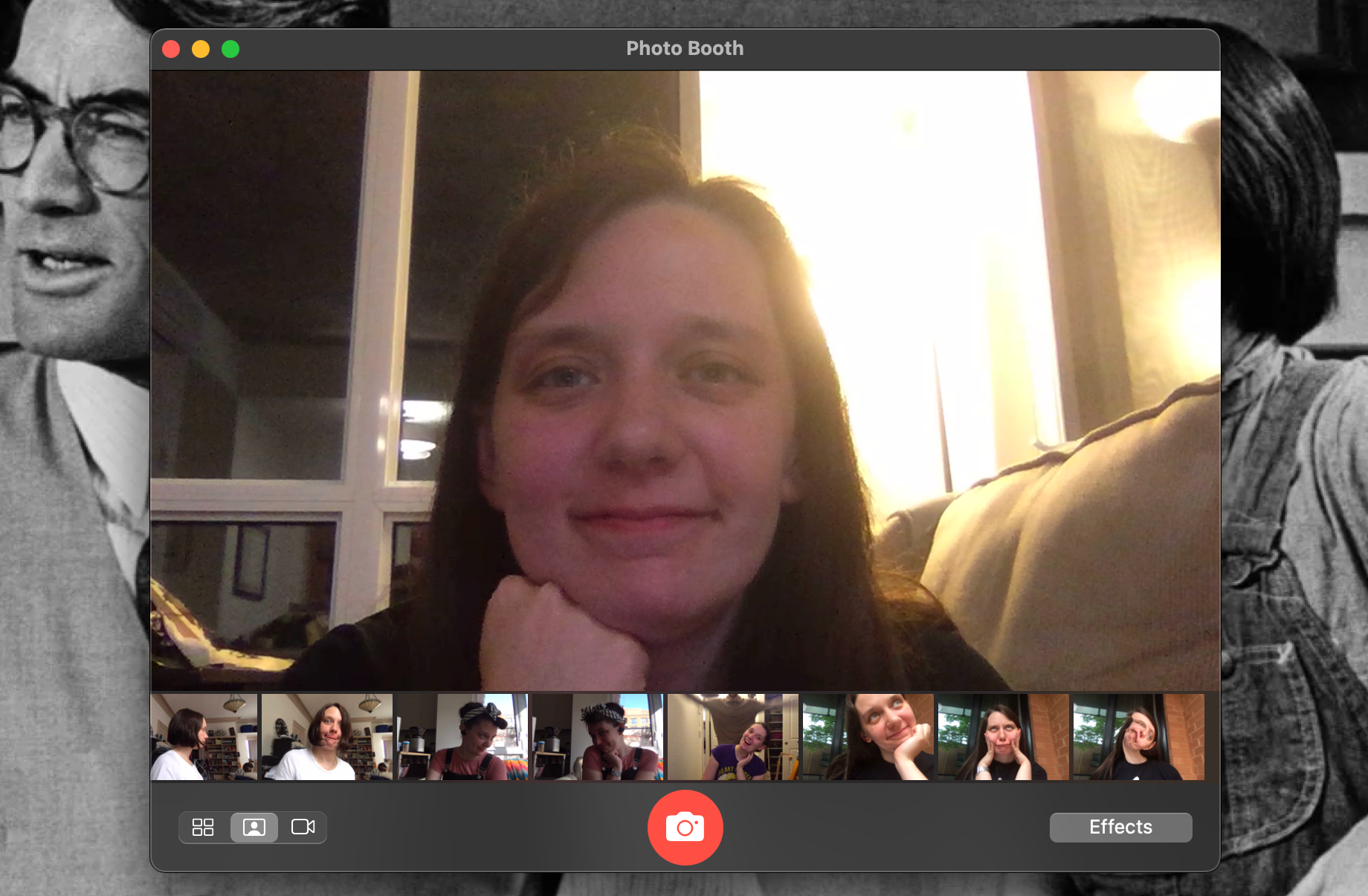 Человек виден в окне Photo Booth на MacBook Pro