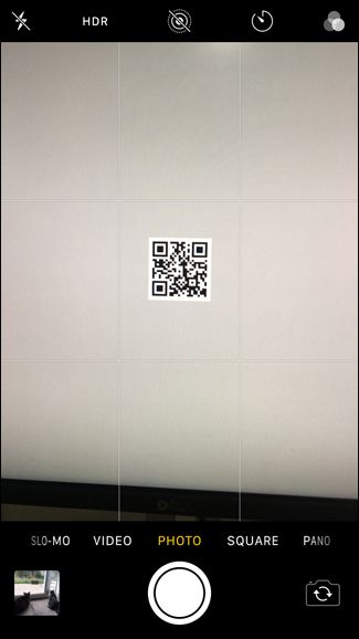 iPhone дальше от QR‑кода на рабочем столе, подходящая дистанция для сканирования