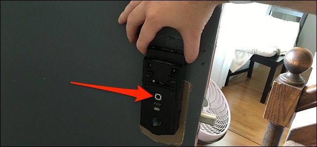 Нажатие кнопки программирования при установке батарей