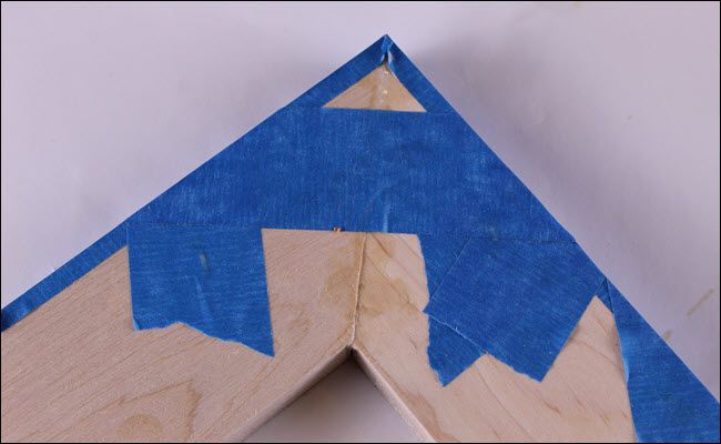 Угол рамки зажат лентой и дополнительно обмотан для стягивания