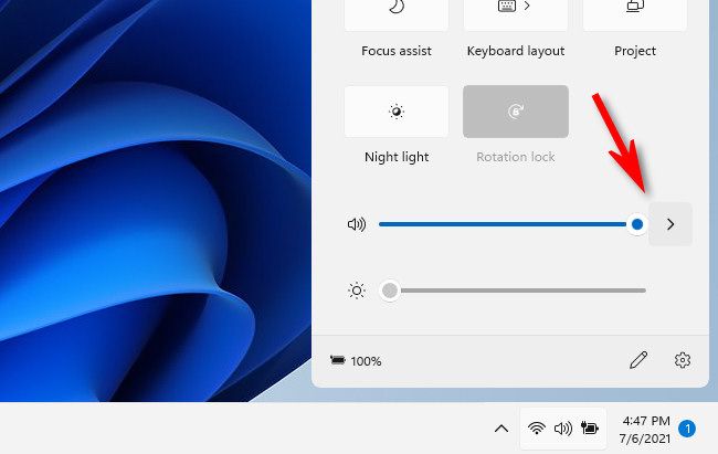 Нажмите стрелку рядом со слайдером громкости в меню Быстрых действий Windows 11.