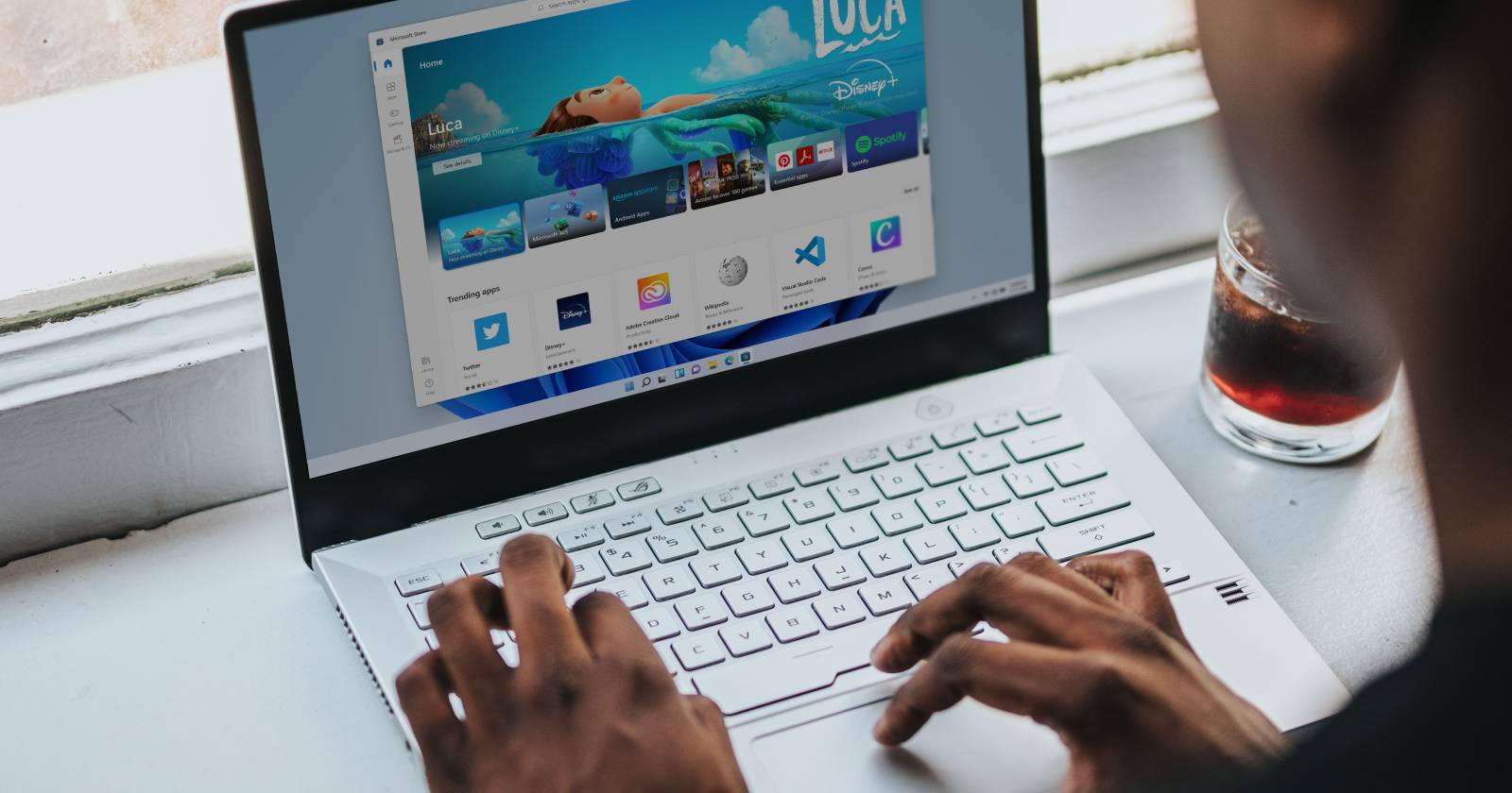 Мужчина просматривает Microsoft Store на ноутбуке с Windows 11