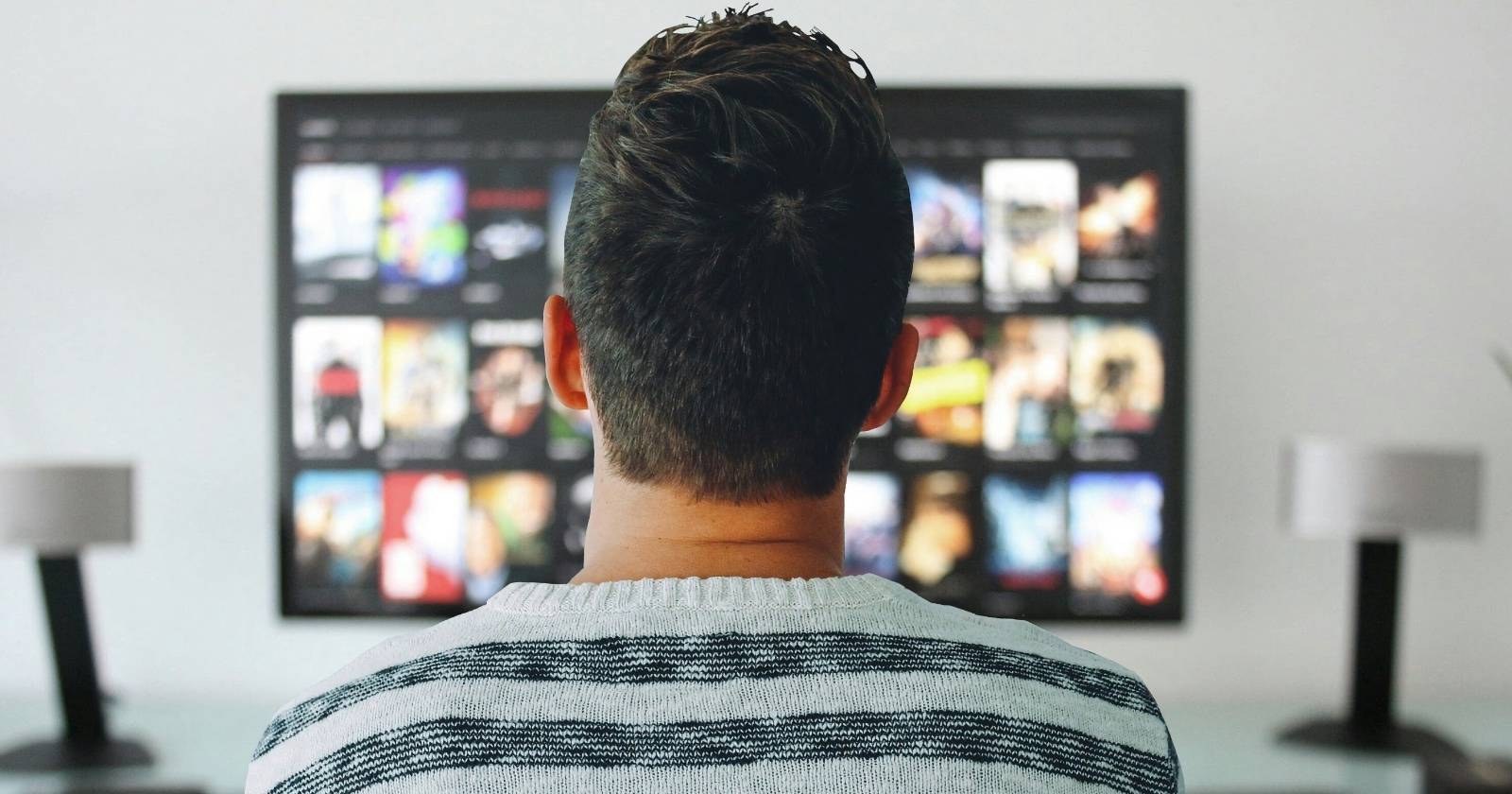 Мужчина смотрит телевизор