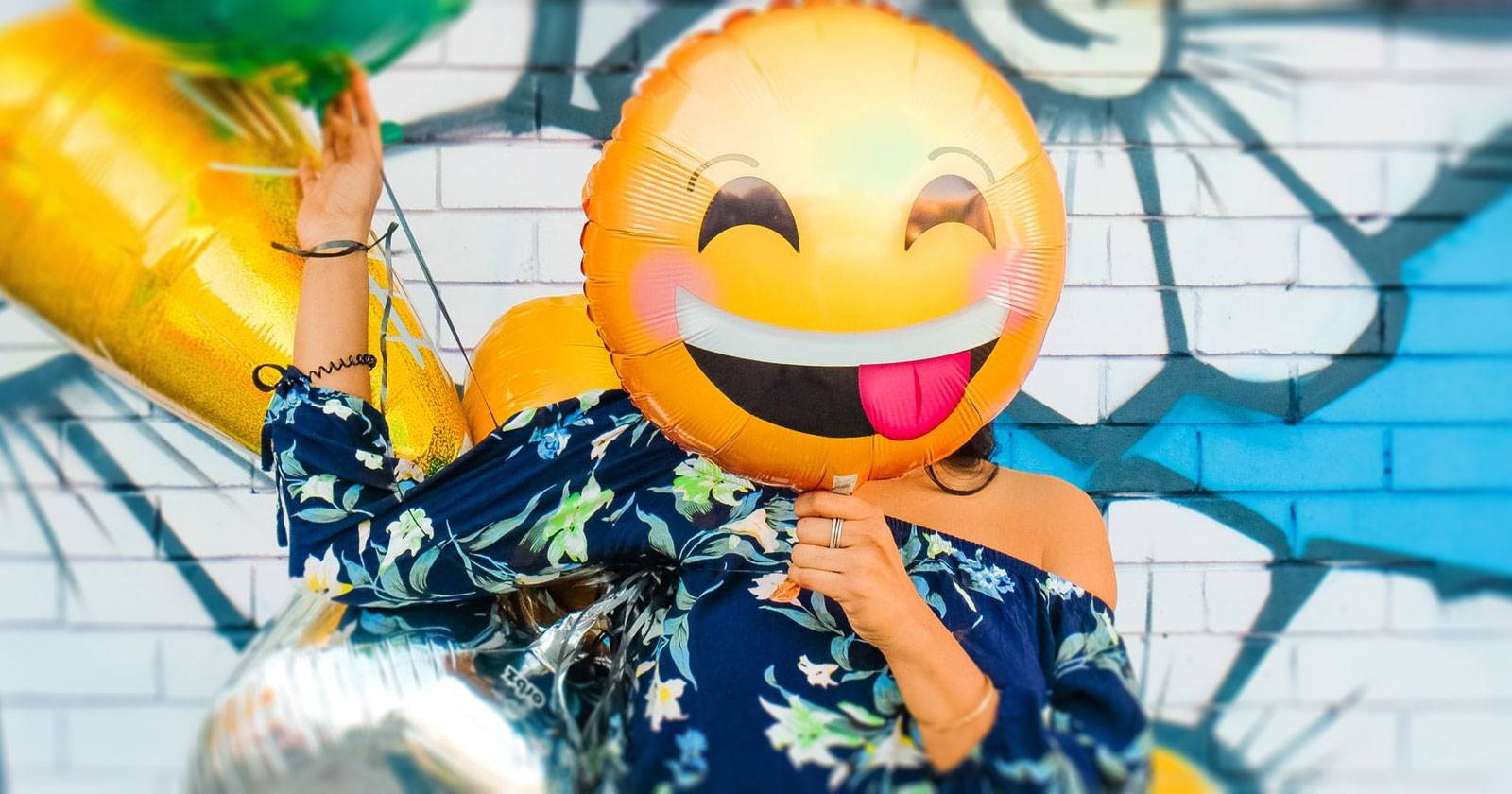 Человек создаёт мем на ноутбуке