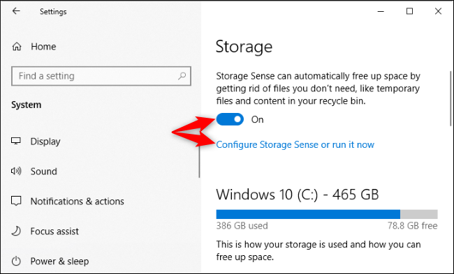 Окно параметров памяти в Windows 10 с переключателем Storage Sense