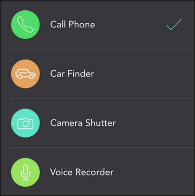 iHere3 в руках пользователя, демонстрирующий крупную кнопку и интерфейс приложения