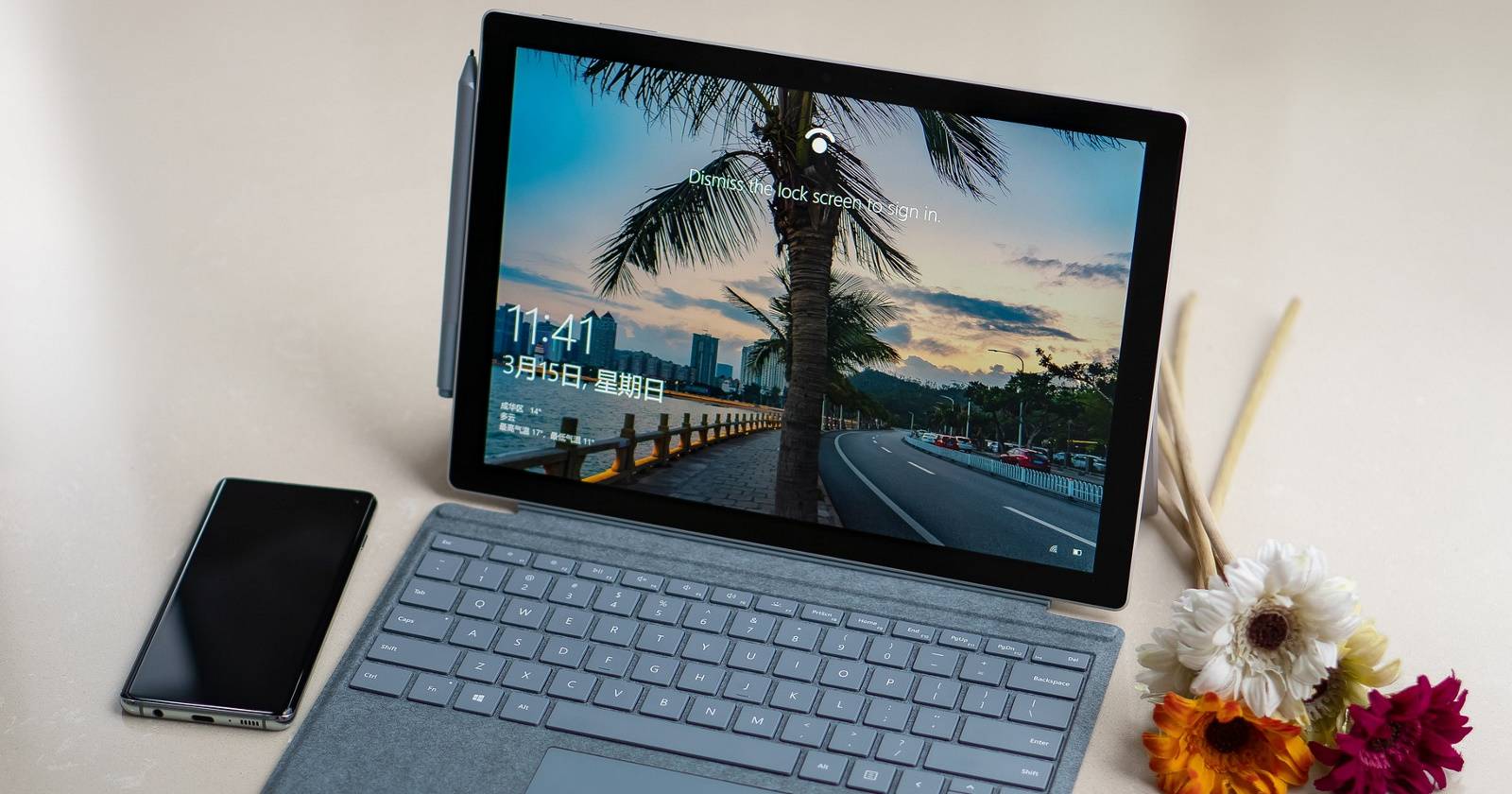 Ноутбук с Windows на рабочем столе и экраном блокировки