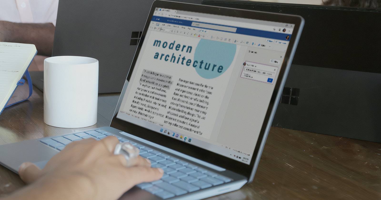 Человек работает с документом в Microsoft Word.